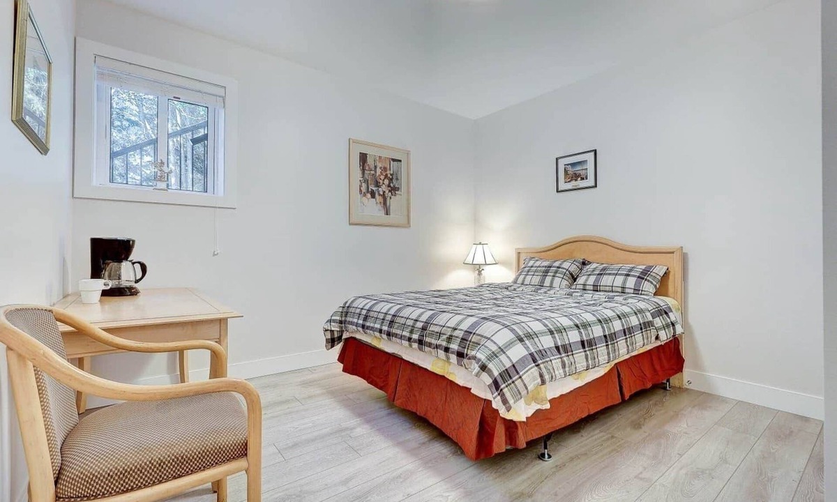 Dundarave House | D Peaceful Stay Queen Room Dedicated Bathroom