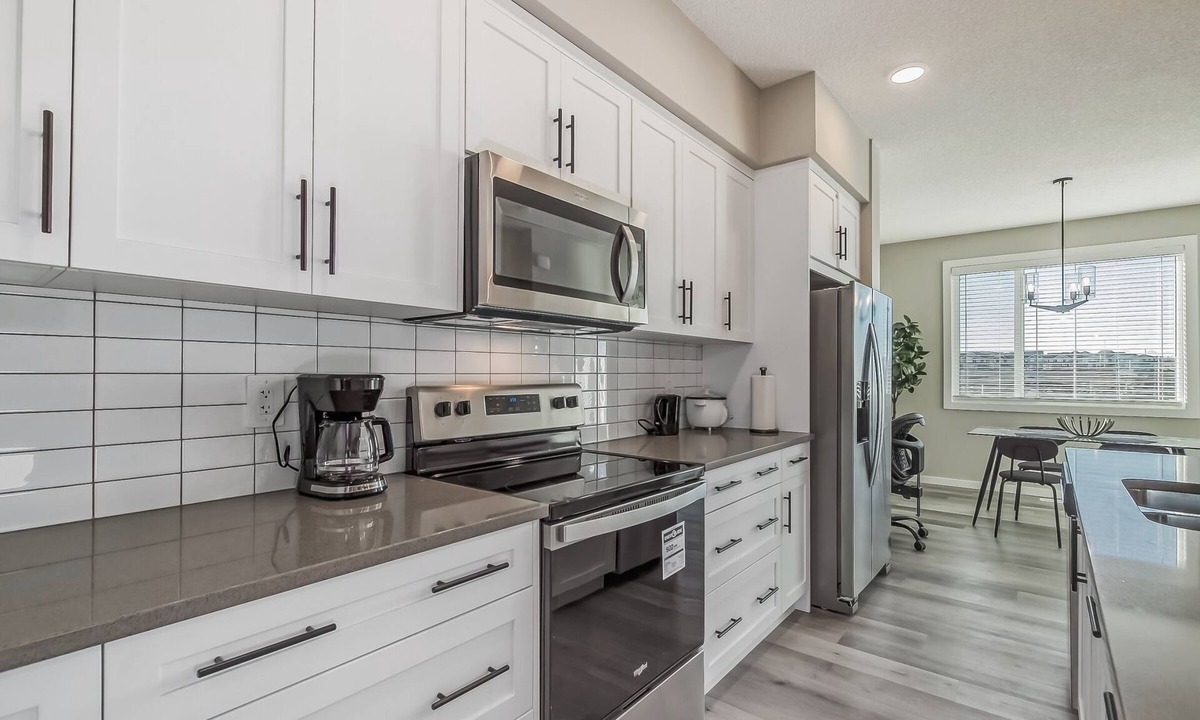 Southwest Calgary House | D Urban Gem: Serenity in the South. Not far from downtown and local attractions