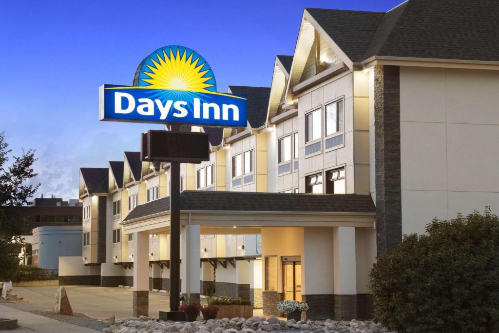 Montgomery Hotel | Days Inn by Wyndham Calgary Northwest