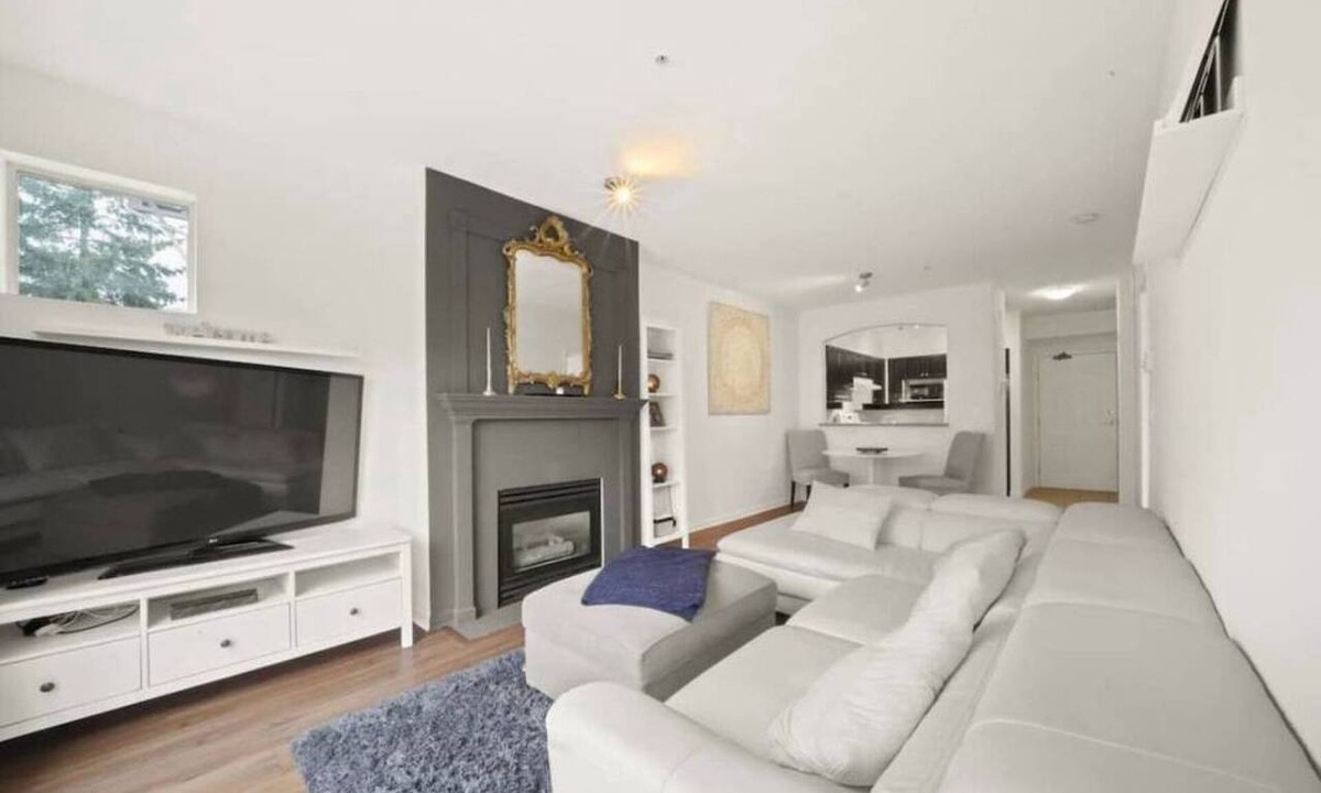 District of North Vancouver Apartment | Deep Cove Cozy 1BR Condo