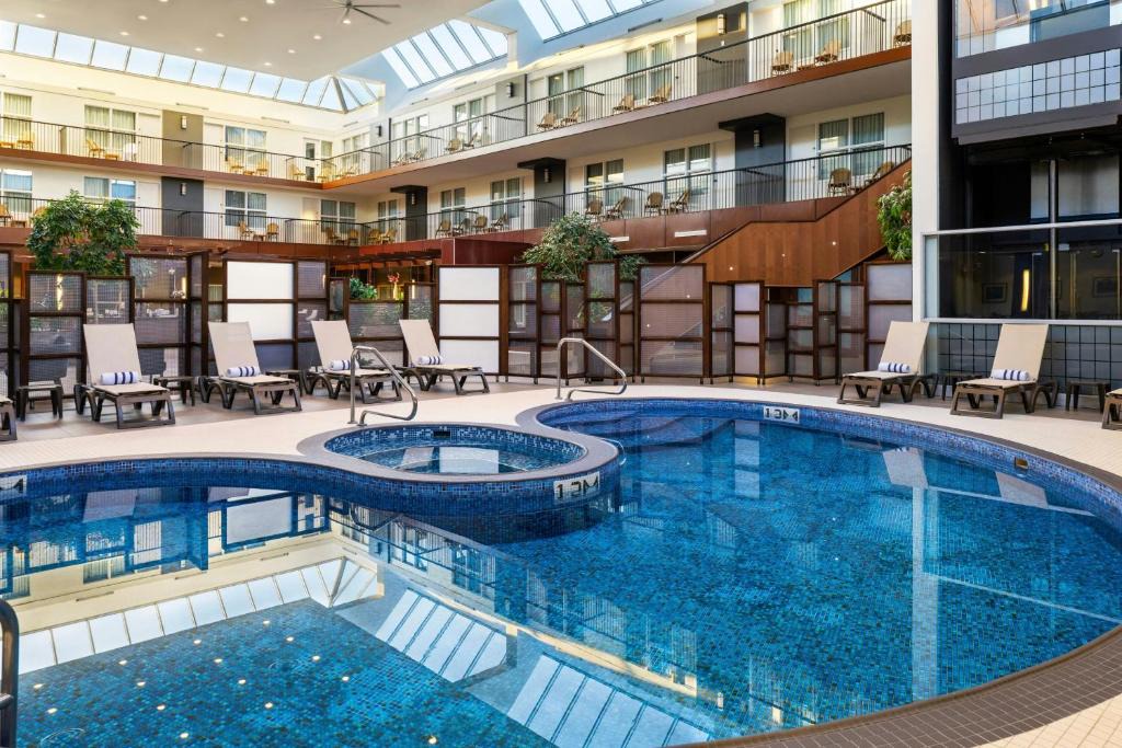 Willow Park Hotel | Delta Hotels by Marriott Calgary South