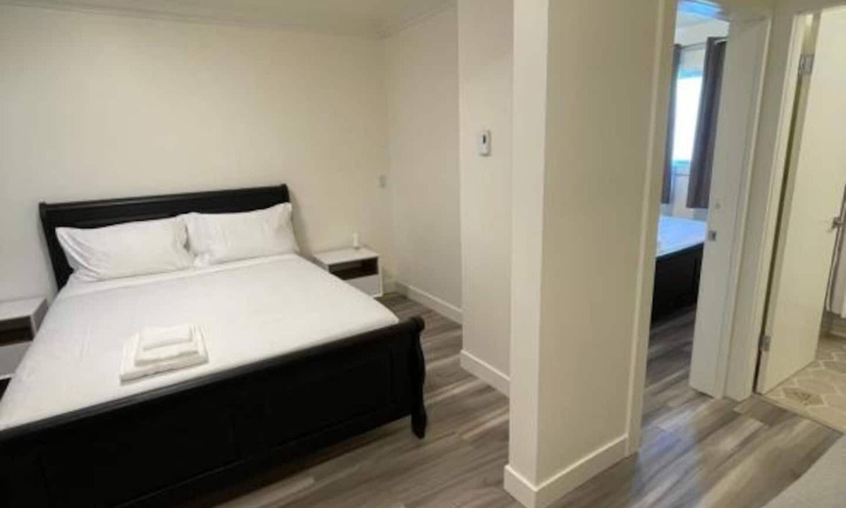 Radium Hot Springs Hotel | Deluxe Queen Suite in Awe-Inspiring Radium