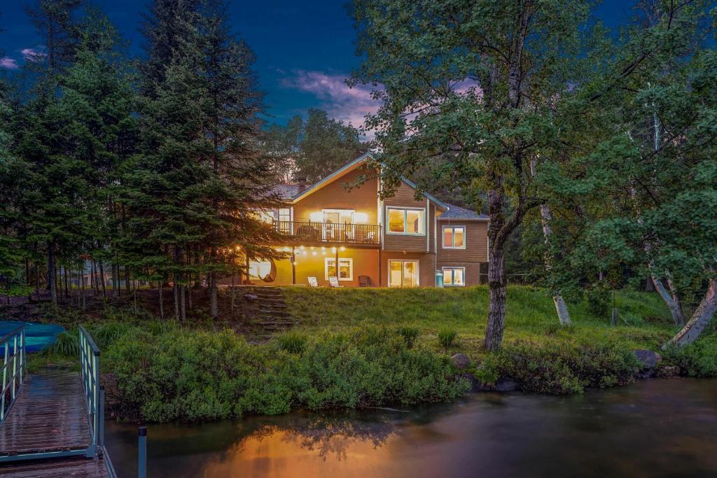 La Minerve Ski Chalet | Domaine Waterfront Spa Near Mont-Tremblant