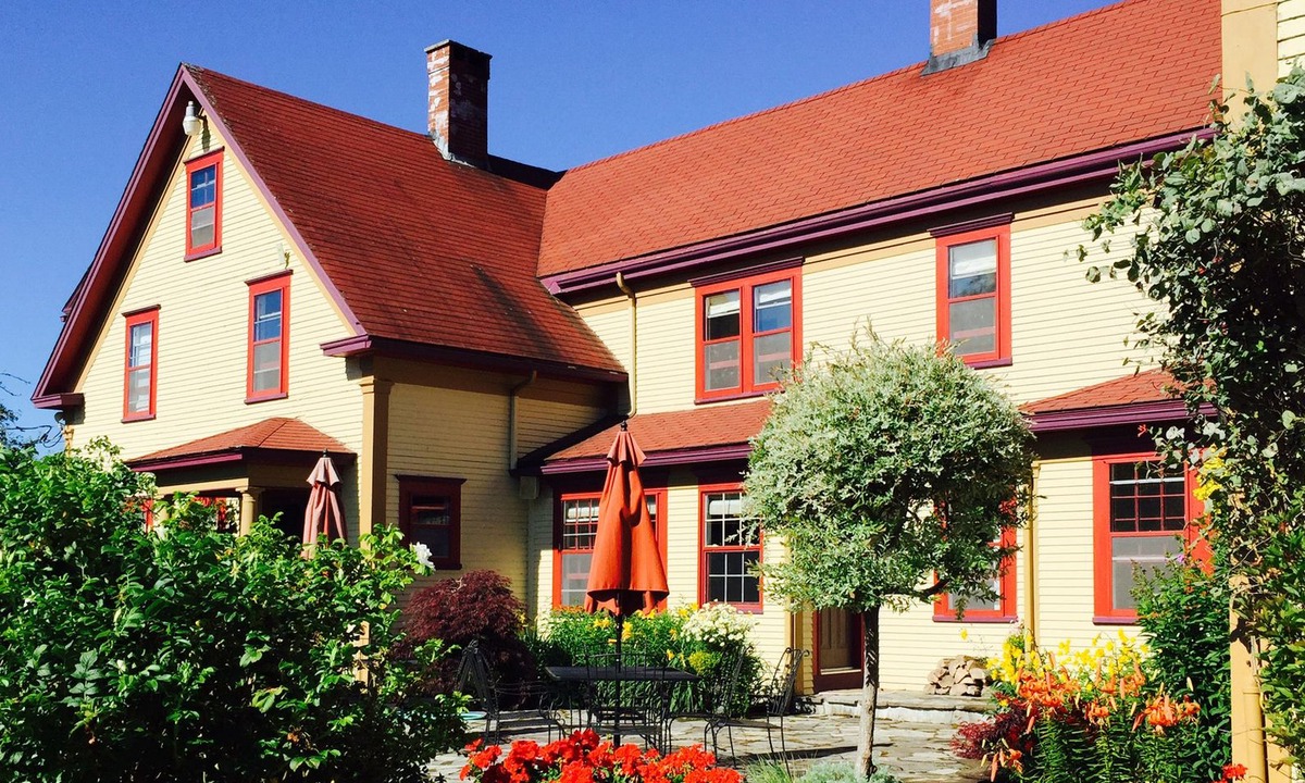 Saint Patrick Hotel | Dominion Hill Country Inn