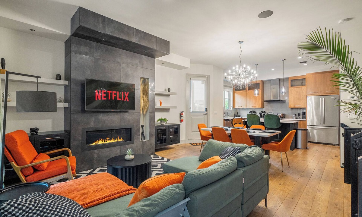 Kensington House | *Double King Beds* Spacious| Cozy and Fun| Steps from Downtown