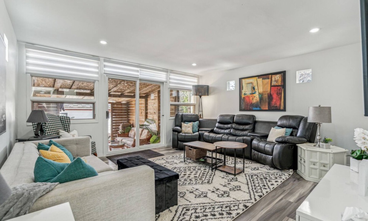 Hillhurst House | Double suite in the heart of DT Sleeps 15!