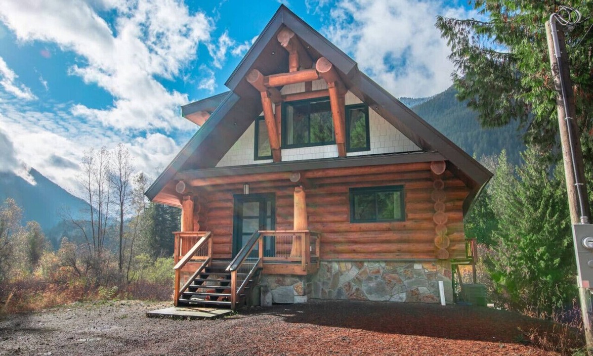 Sunshine Valley Cabin | Douglas Fir Retreat | Mtn Views + Expansive Deck
