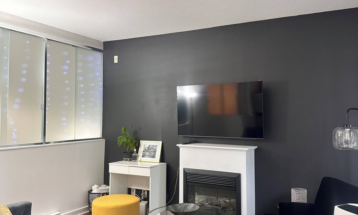 Downtown Vancouver Apartment | Downtown 3BR Free Parking Pet Friendly Restaurants, Arenas, Beach