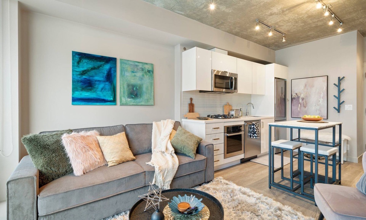 Connaught Apartment | Downtown Condo with Rooftop Pool
