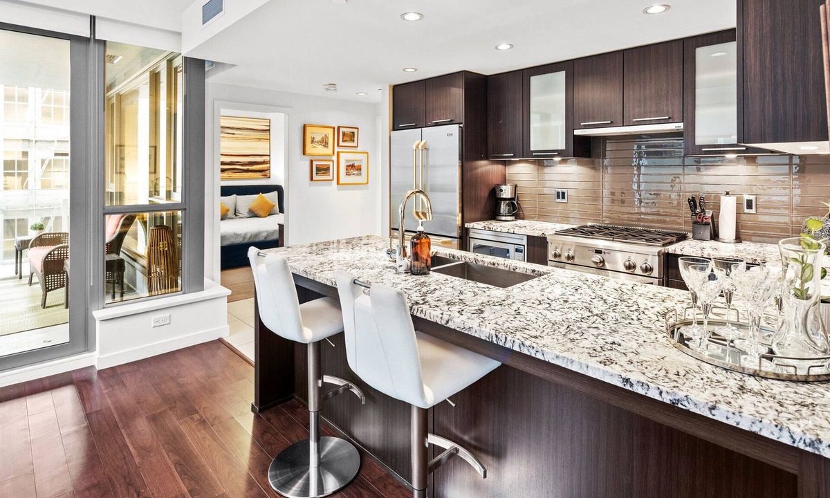 Downtown Victoria Condo | Downtown Executive Suite w/ secure parking