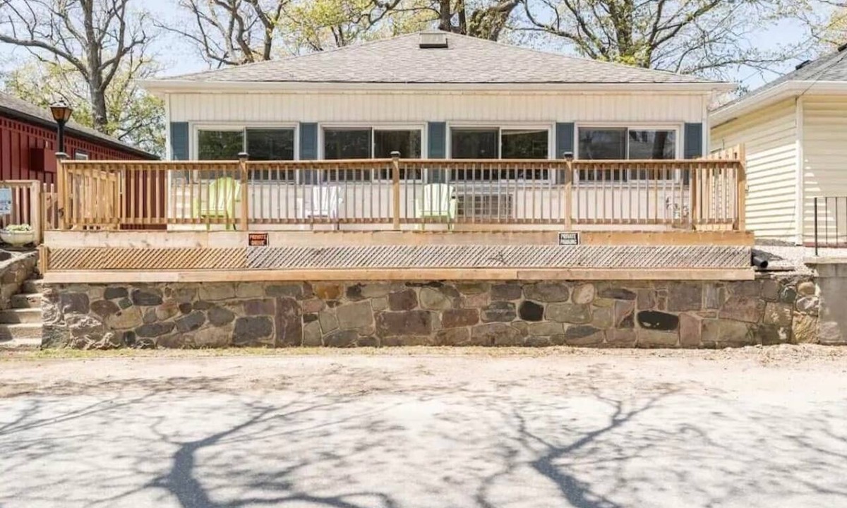 Grand Bend Cottage | DOWNTOWN GRAND BEND! steps to the step and main beach open this weekend!