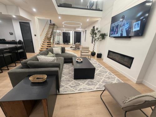 High River Villa | Downtown Luxe Stay - High River