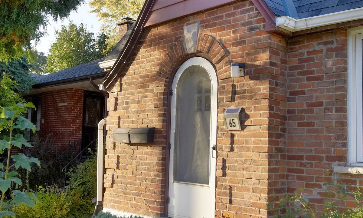 London Apartment | Downtown Quaint & Quiet Basement Apartment