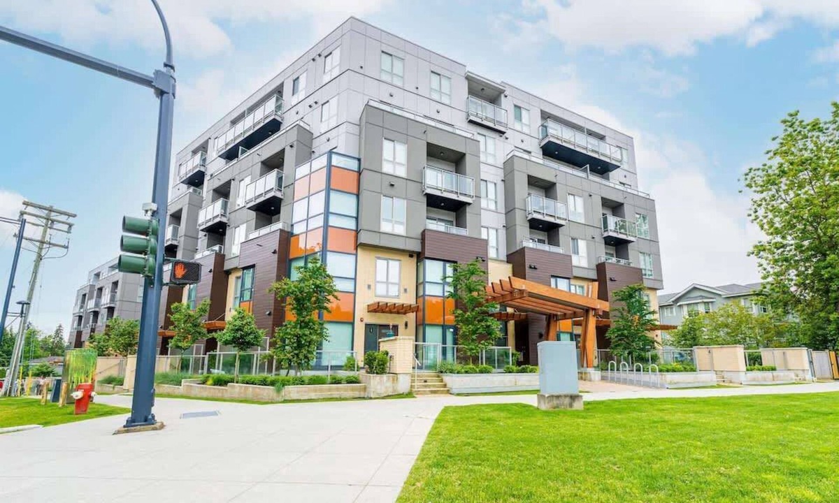 Surrey House | Downtown Townhouse + Free Parking near SkyTrain