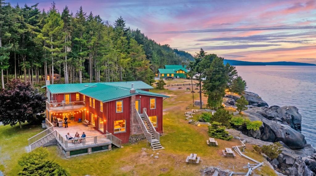 Regional District of Nanaimo Hotel | Dragon's Lodge