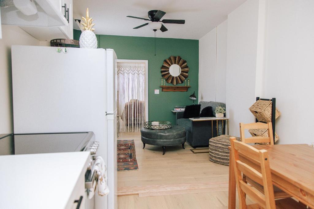 Brockton Village Hotel | Dundas and Brock Suitel