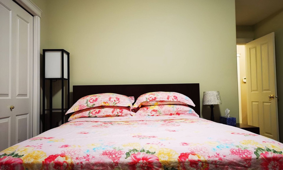 Cordova Bay House | Eagle's House, Room #1