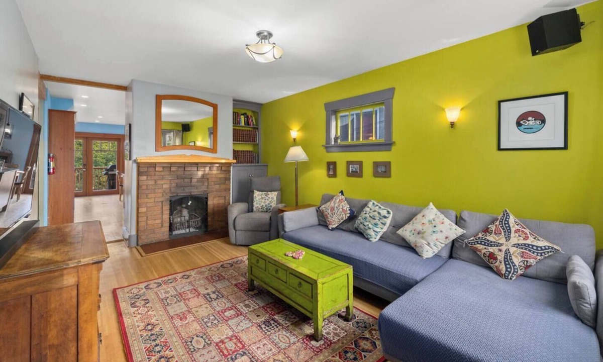 East Side House | Eclectic Home Near Commercial Drive- Quick Transit