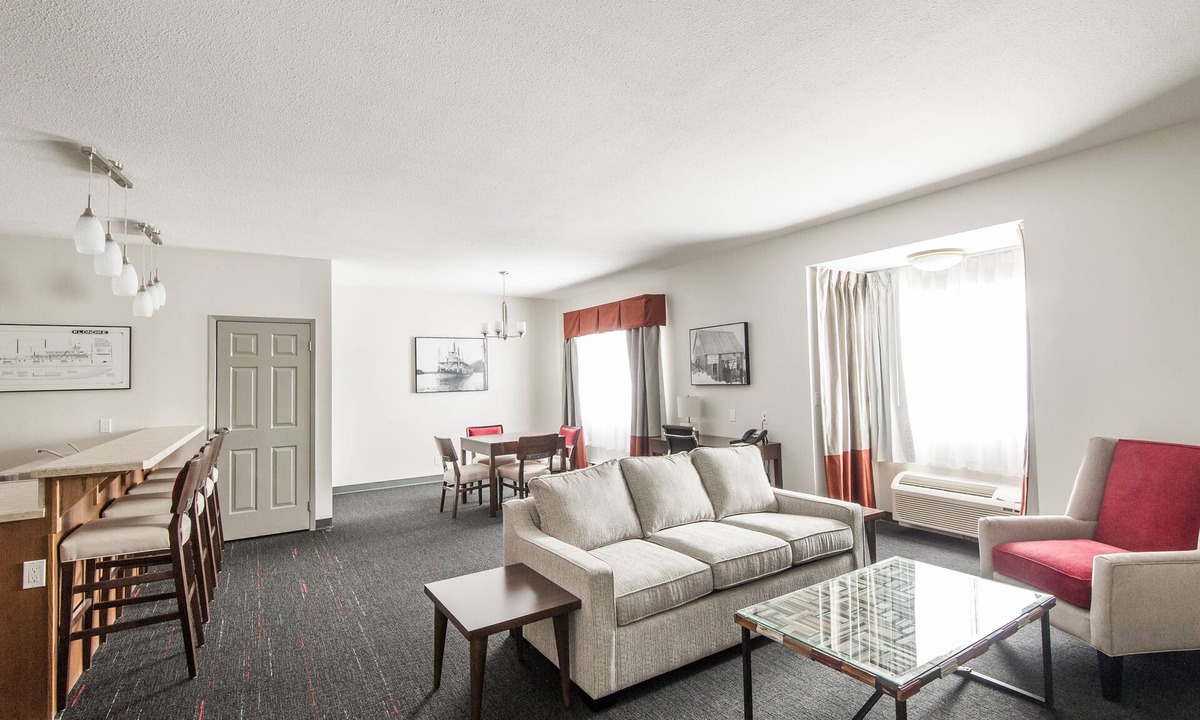 Whitehorse Hotel | Edgewater Hotel