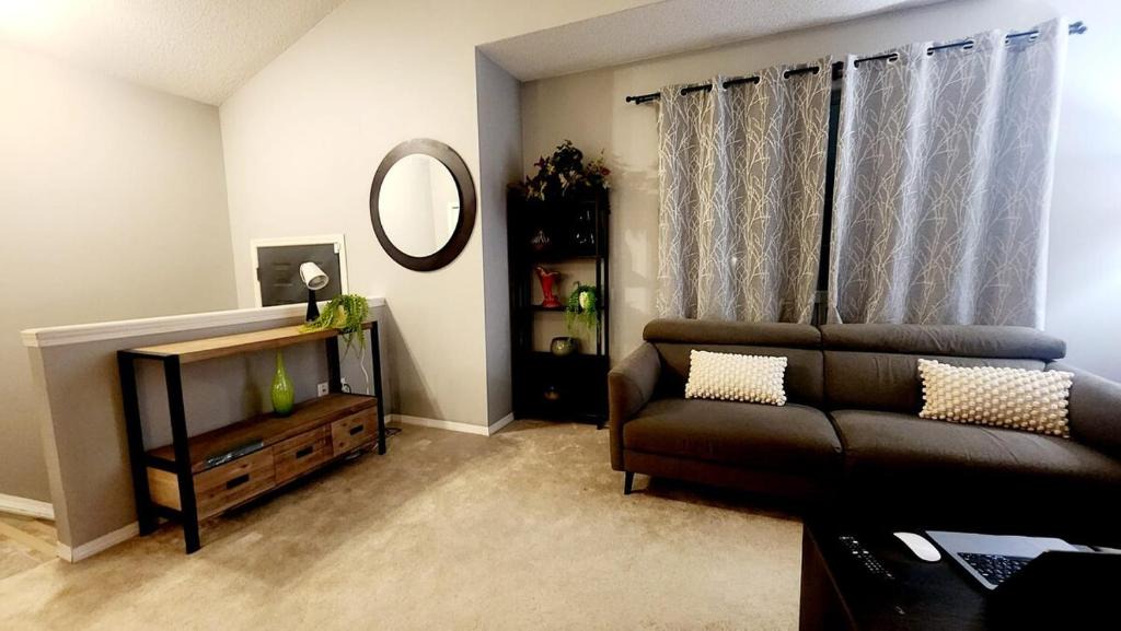 Southeast Edmonton House | Edmonton Golden Horizon Homes 4BR 2BA Sleeps 10
