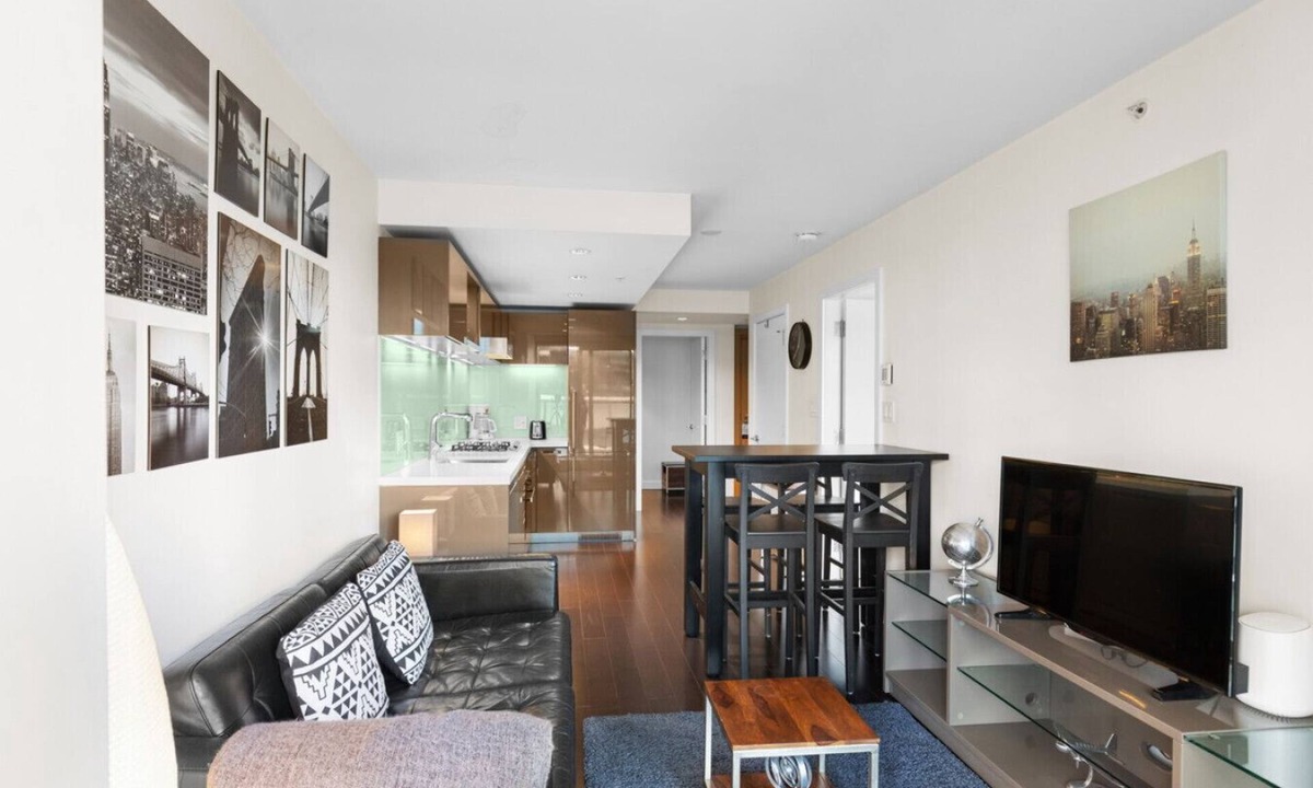 Central Apartment | Elegant 1BR Apt with Pool and Gym, Near Yaletown