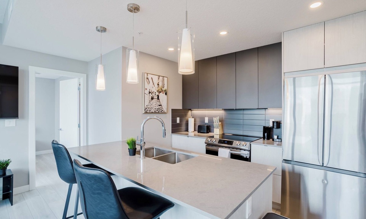 North Central Edmonton Apartment | Elegant Suite, Dt Views,River valley