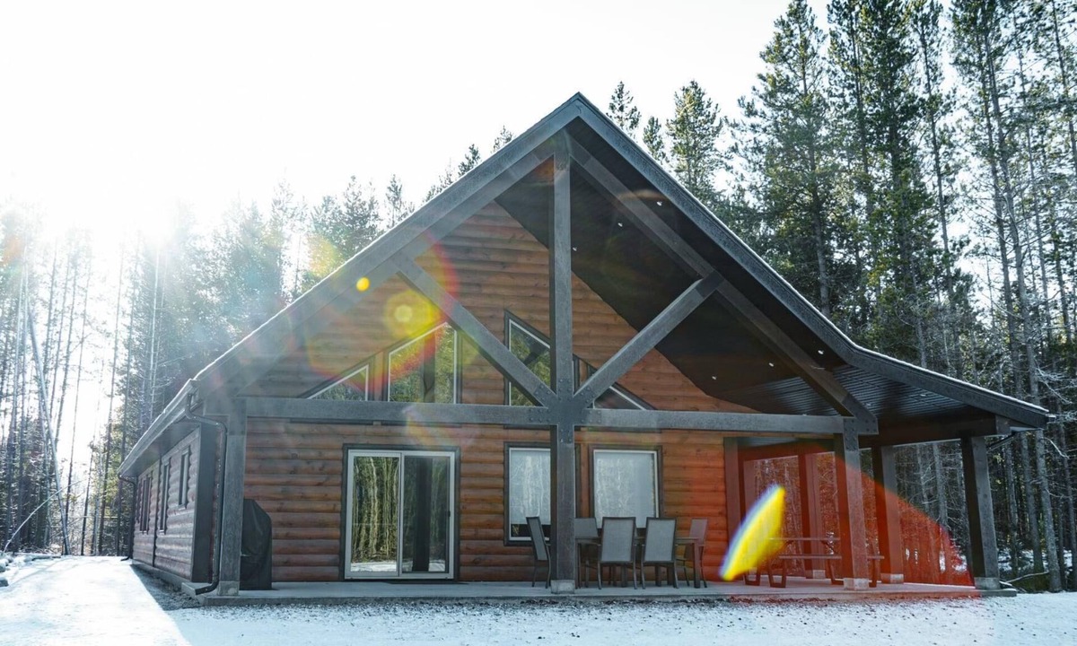 Valemount House | Elk Horn Cabin Rental - Pet Friendly!
