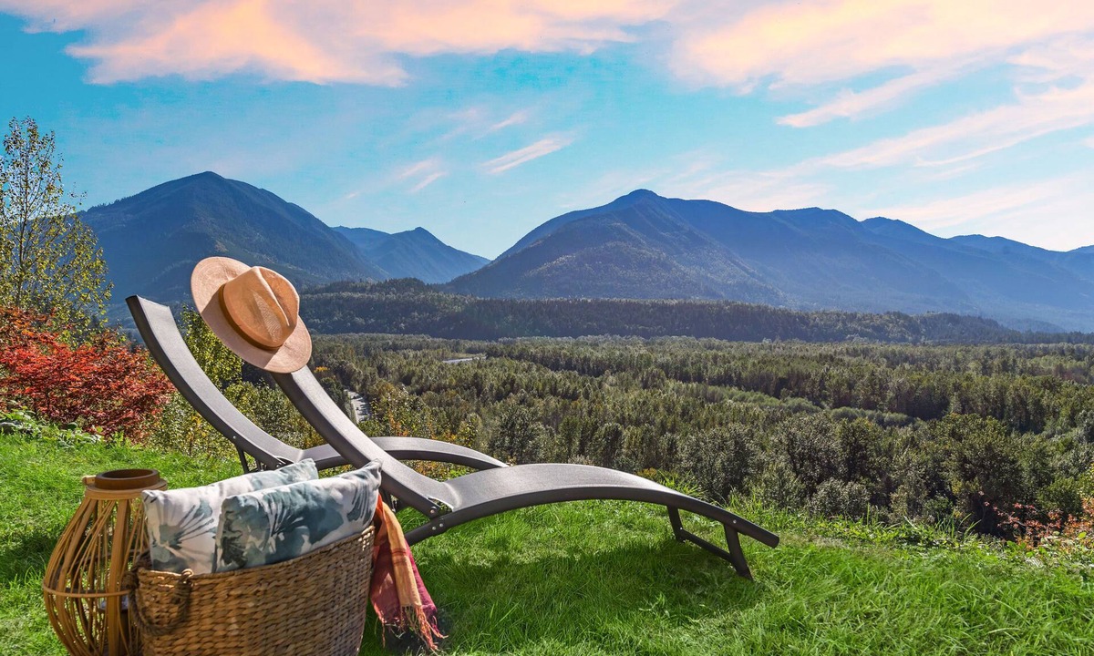 Cultus Lake House | EmeraldRidge Retreat - Firepit | BBQ | AmazingView | 1G Fast WiFi |Pet-Friendly