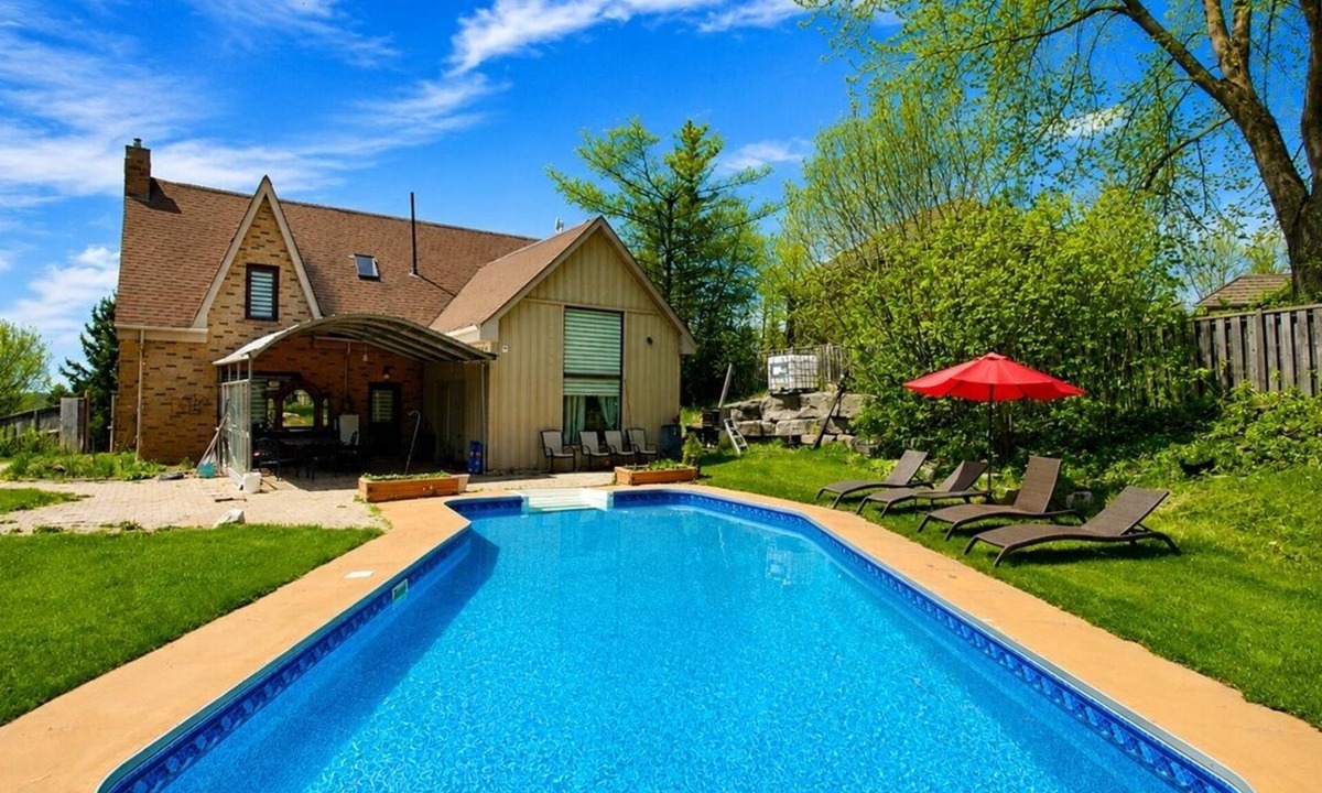 Bradford West Gwillimbury House | Enchanting Home with Pool and Sauna on 1 Acre Land