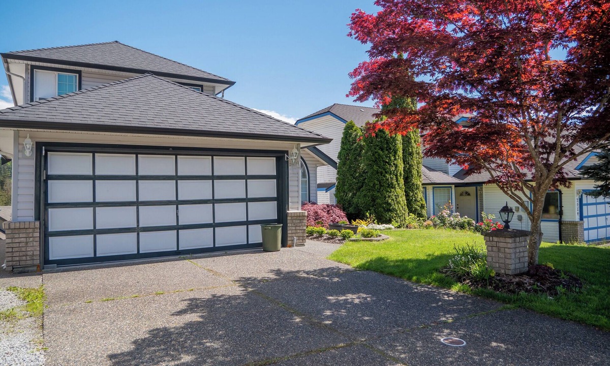 Westwood Plateau House | Entire 1 bedroom suite, sleeps 4, ensuite laundry & 5 mins to Lafarge Skytrain
