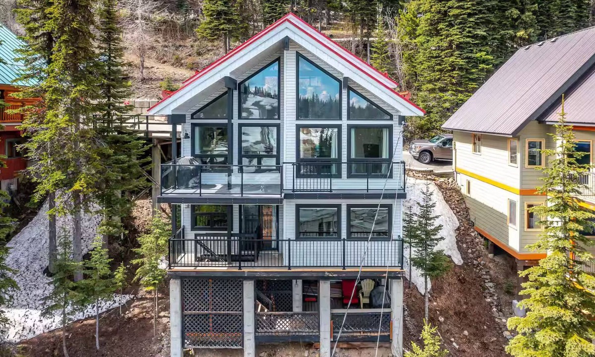 Silver Star Mountain Bed & Breakfast | Entire Chalet Ski-In/Out 4BR Sleeps 10+
