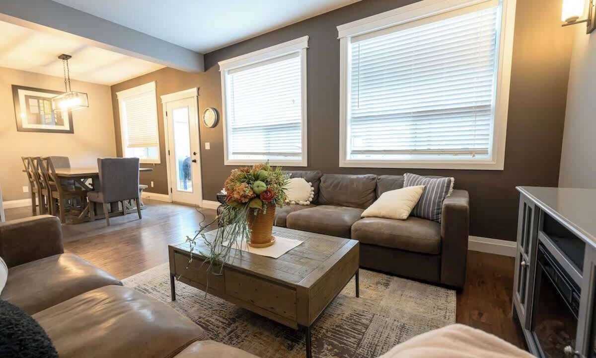 Grande Prairie House | Entire Home 4Bd 3.5Bath | WIFI | Smart TVs