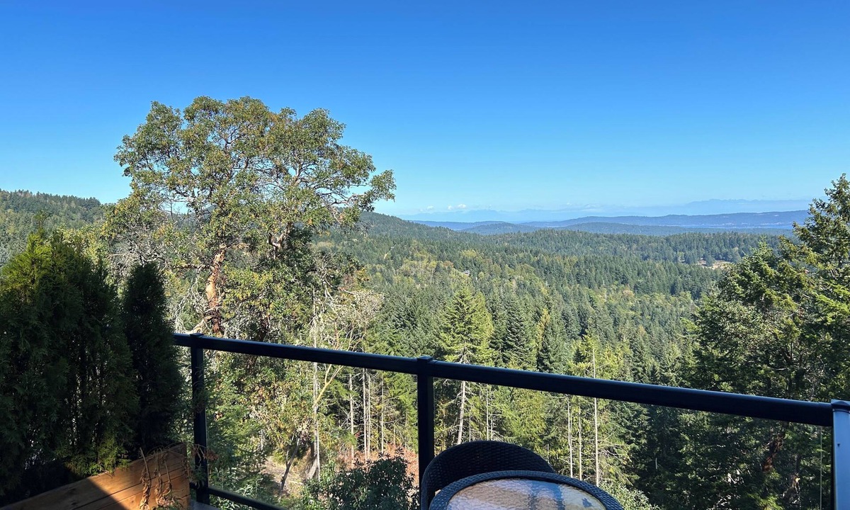 Salt Spring Island House | Entire room. Ocean, mountain view. Hot tub. Next to the Mount Maxwell park.