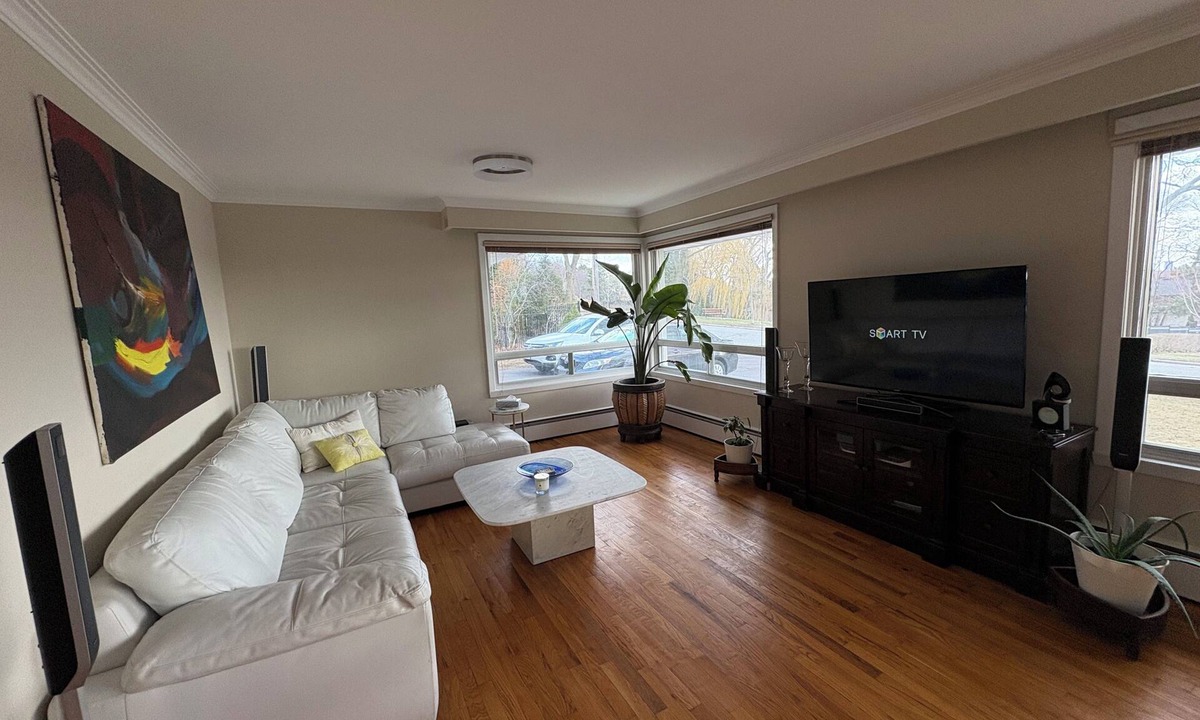 North York House | Entire Spacious cottage style immaculate home