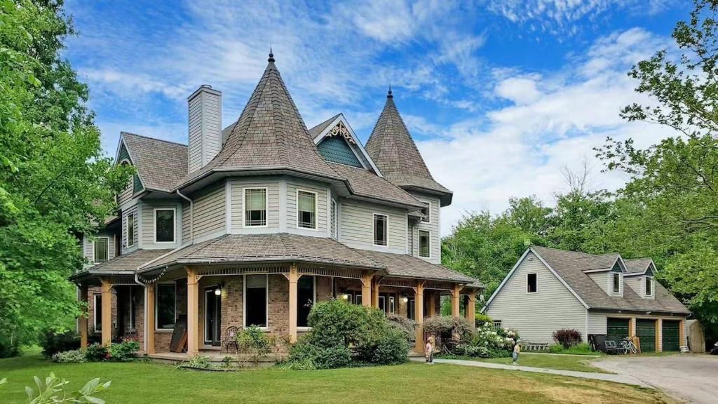 Welland House | Evergreen Cottage 58Acre Farm Retreat w Pond