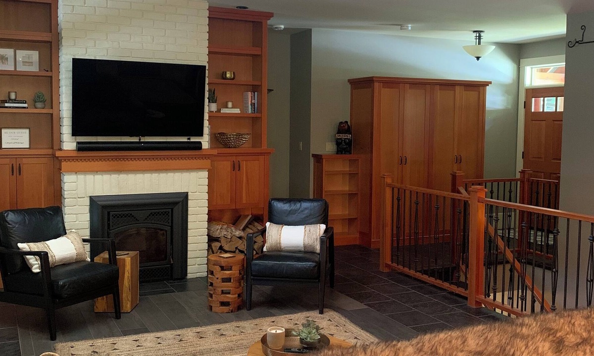 Central Kootenay House | Exclusive Beach Estate