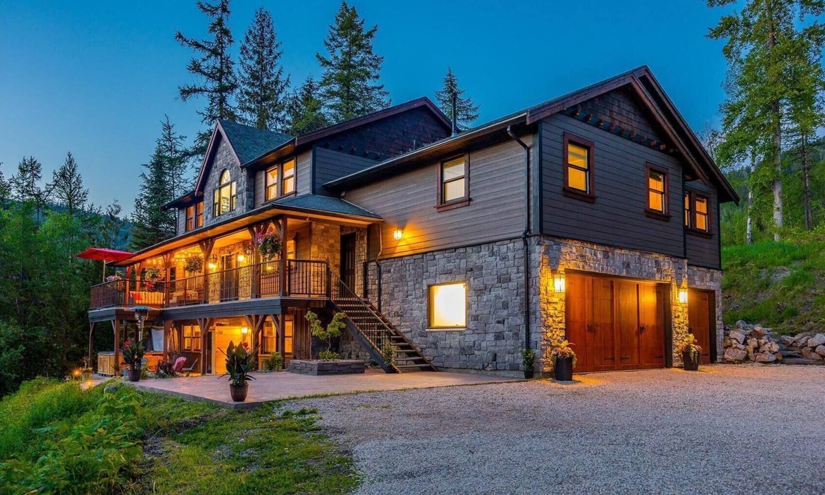 Silver Star Mountain Ski Chalet | Exclusive Mountain Ranch Lodge | 7 mins to Silver Star | Ideal for Big Groups