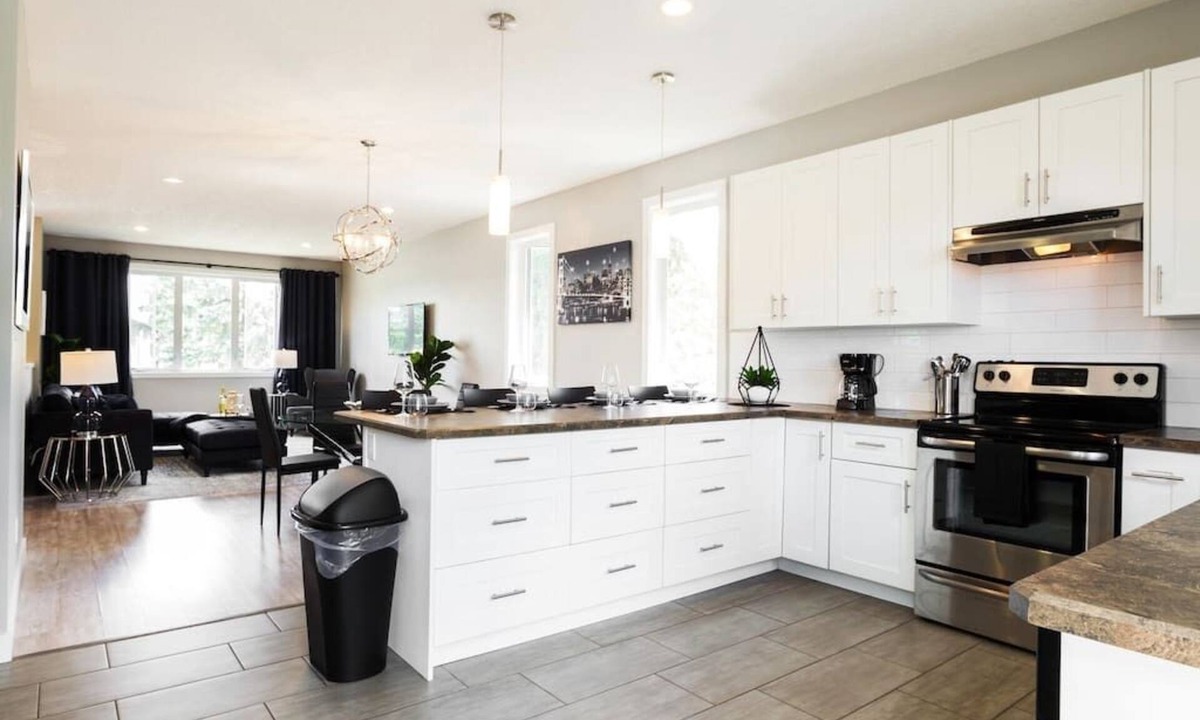 Jasper Place House | ★Executive Home★Garage⚡WiFi & NFLX ★Sanitized✔Long Stays!