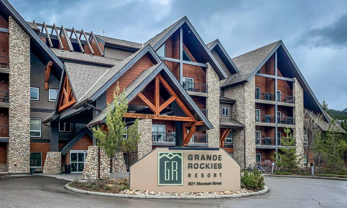 Canmore Condo | Exquisite 2BR/2BTH Luxury Condo with Mountain View, Pool/hottub/kids pool