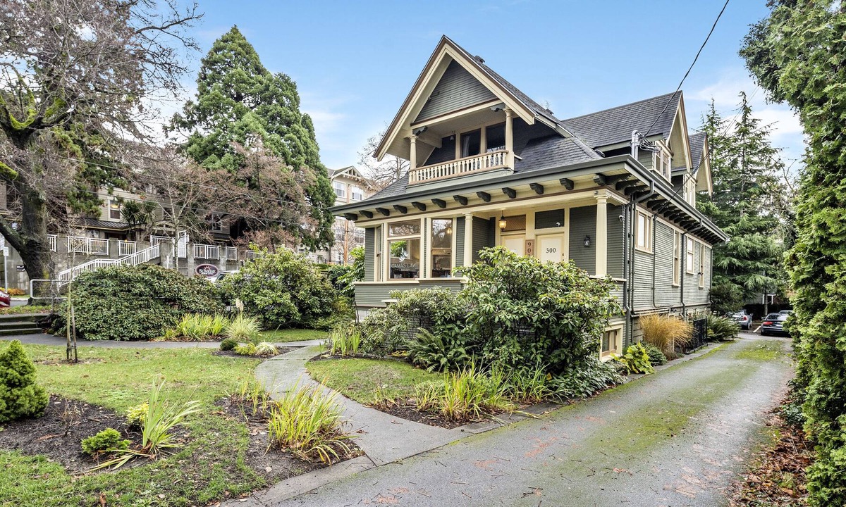 Fairfield House | Exquisite Garden Haven in Fairfield