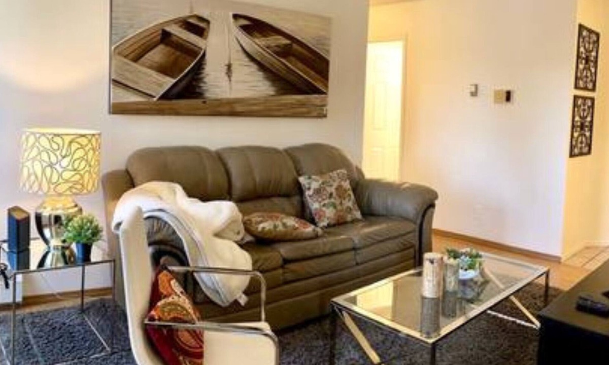 North Central Edmonton Condo | Fabulous 2br near to Royal Alex Hospital and NAIT