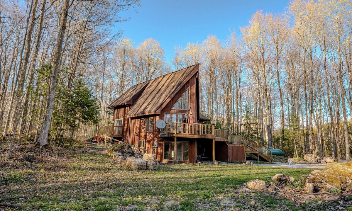 Georgian Bluffs House | Fadak Noor Retreat - A Chalet in the trees