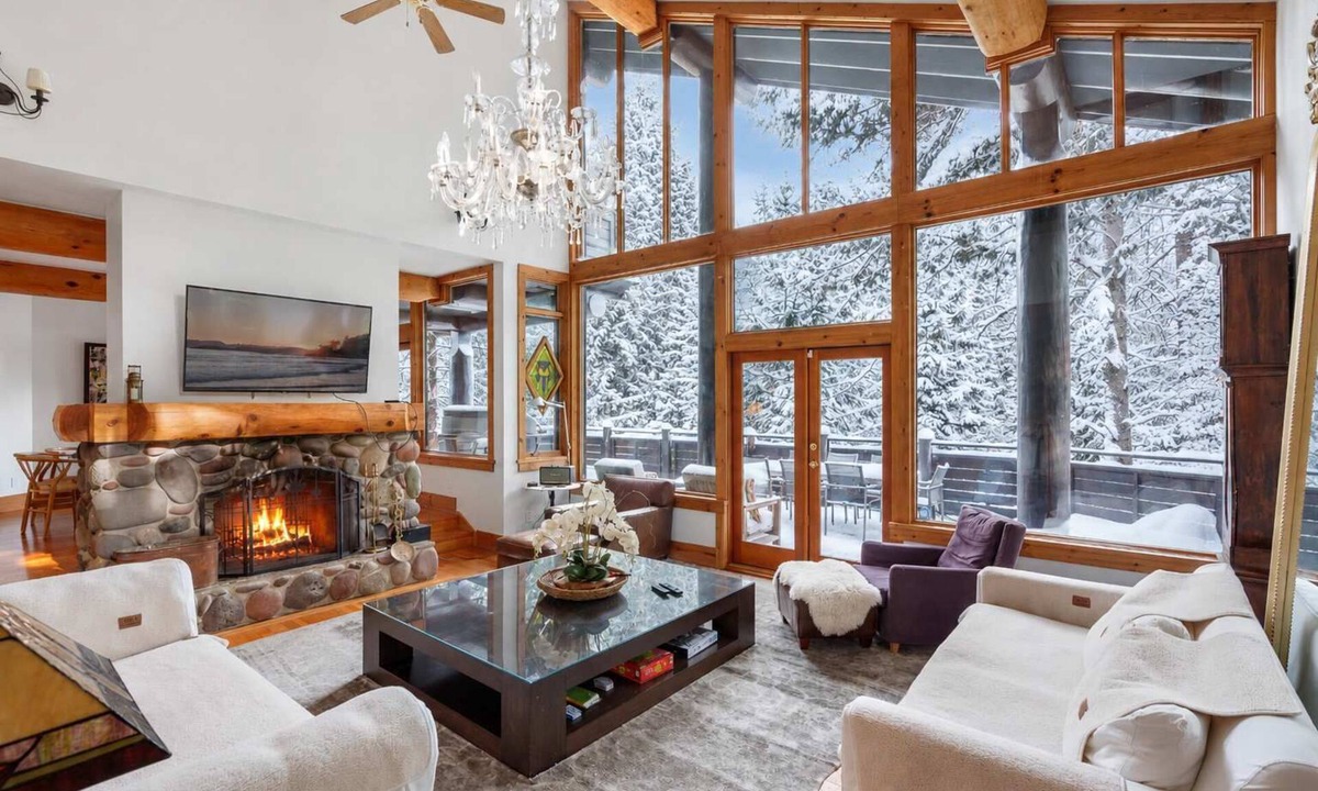 Blueberry Hill House | Falcon | Elegant Chalet | Hot tub | Prime Location