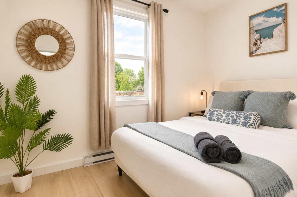 Maizerets Apartment | Familles & Groups, 3 Bedrooms for 8, AC, Unit 9