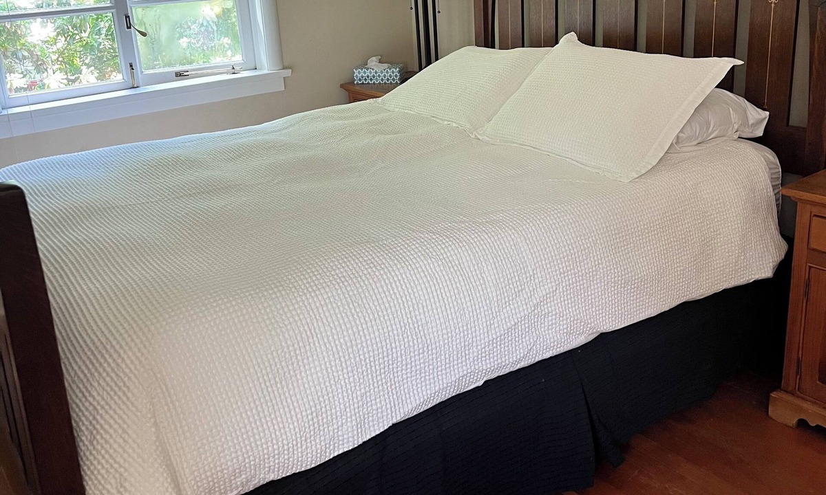 Kitsilano House | Family Favourite in Kitsilano. Outdoor Gym and large cedar deck.
