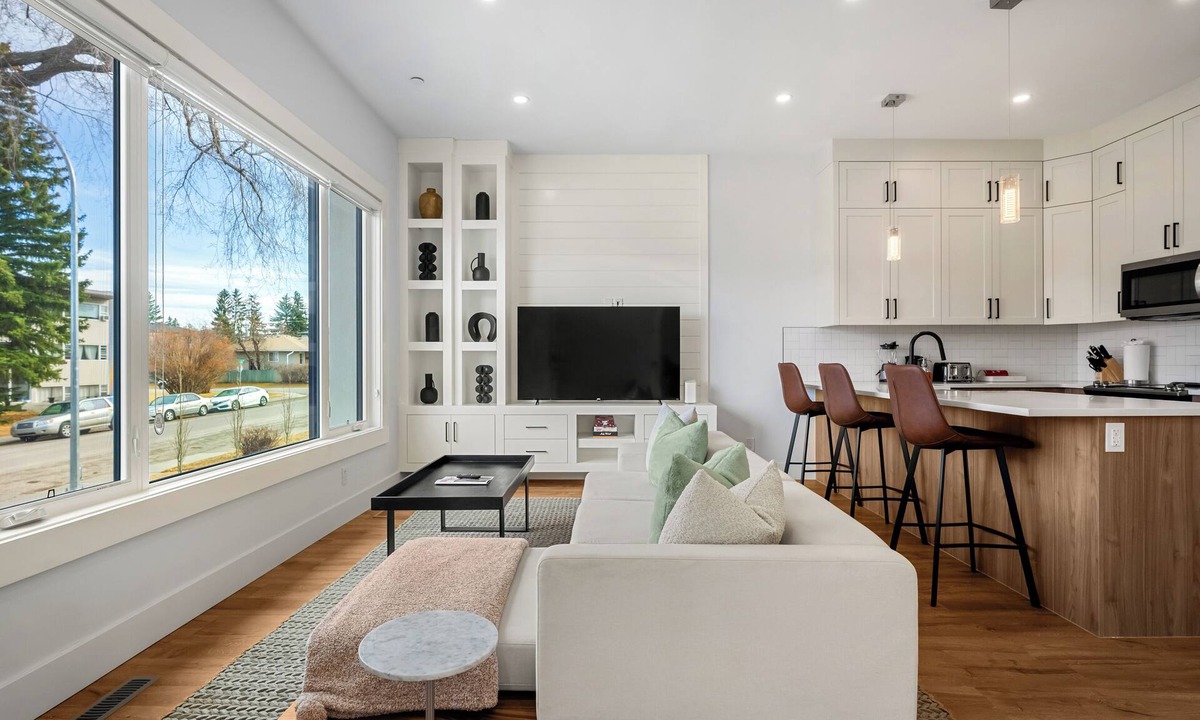 Glenbrook House | Family-friendly 3BR Calgary home, 13 min to downtown, with AC and deck