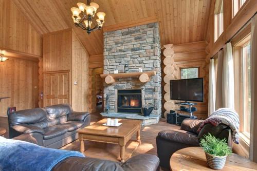 Fiddler Lake Resort Ski Chalet | Family fun private outdoor hot tub