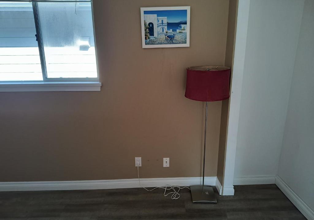 White Rock House | Family Guest House Cozy Room