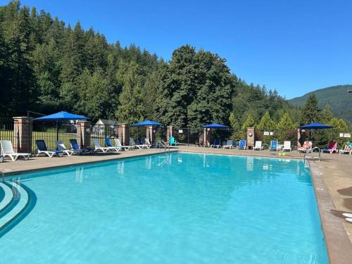 Lindell Beach Resort | Family Retreat - Pool, Hot tub & Lake Access