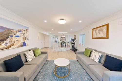 Sunset House | Family Retreat sleeps 12 Near YVR Airport, Downtown